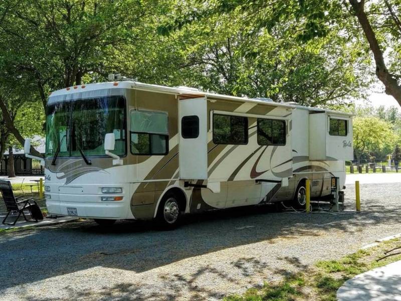 2004 National RV Tropical T396 - 001