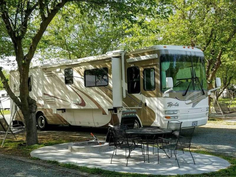 2004 National RV Tropical T396 - 002