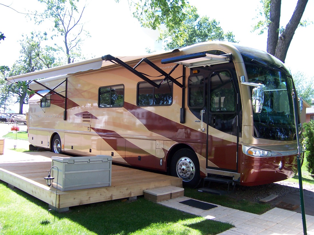 2005 Fleetwood REVOLUTION For Sale in Howard Lake, Minnesota