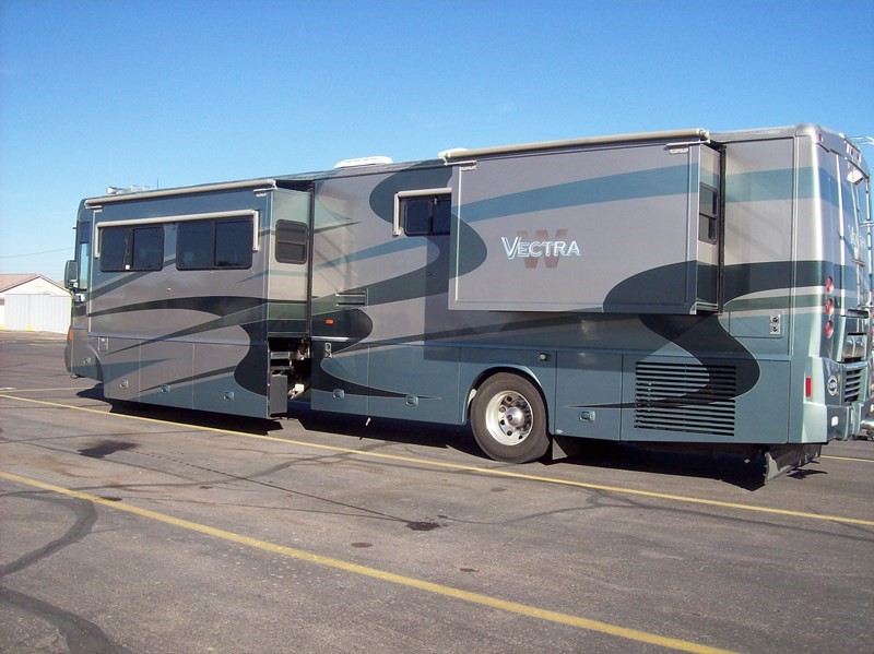 2004 Winnebago Vectra - 001